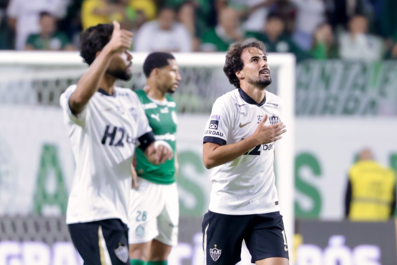 Jogadores do Atlético comemoram gol sobre o Palmeiras