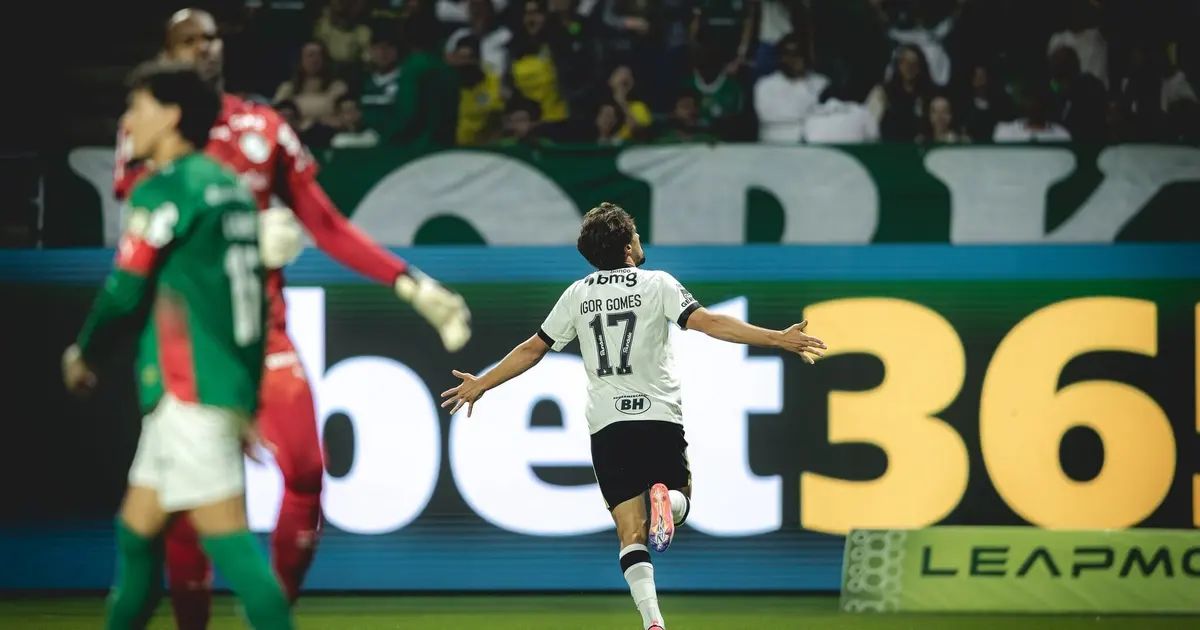 Jogadores do Atlético-MG comemoram gol no estádio do Palmeiras