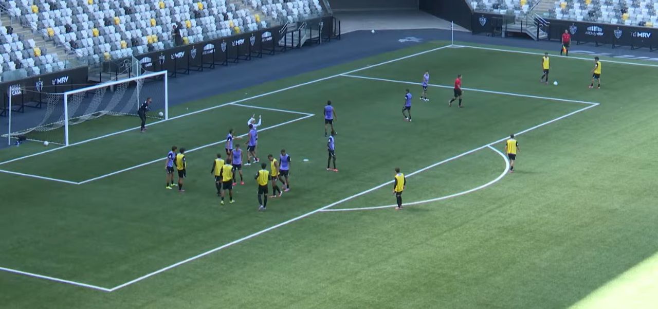 Jogadores do Atlético-MG em ação na Arena MRV