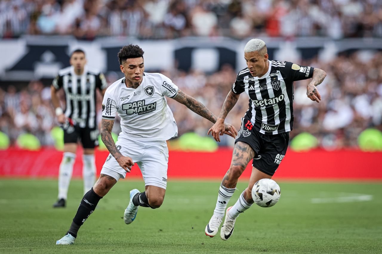 Jogadores de Atlético-MG e Botafogo em ação na final da Libertadores 2024
