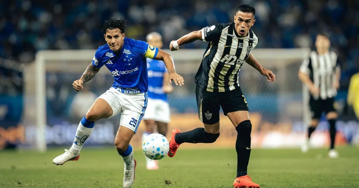 Jogadores de Atlético-MG e Cruzeiro disputando a bola em clássico