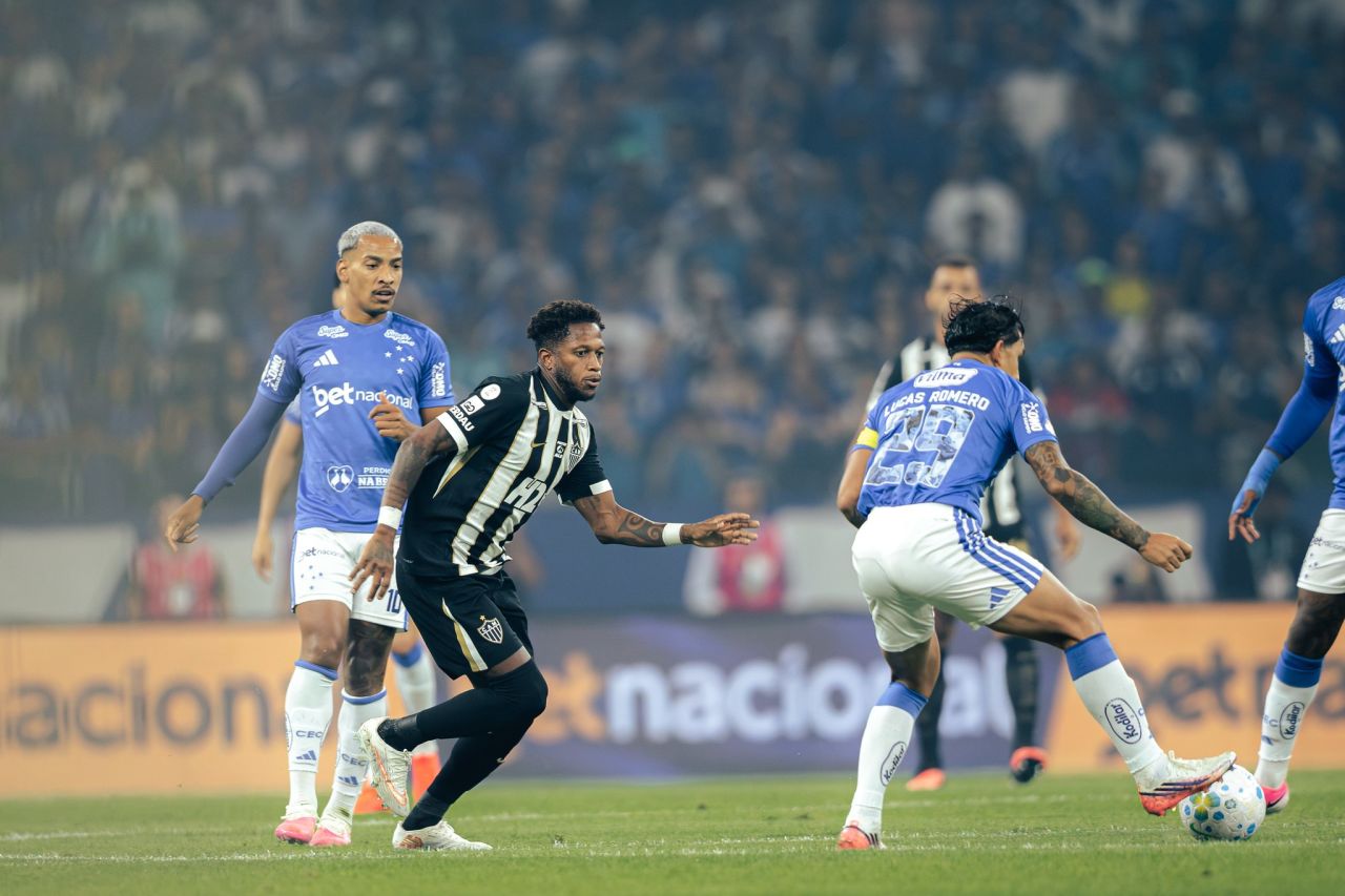 Jogadores de Atlético-MG e Cruzeiro disputando bola no Mineirão