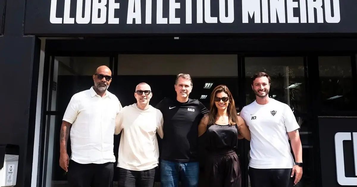 Kelly Key e Mico Freitas com dirigente do Atlético na Cidade do Galo