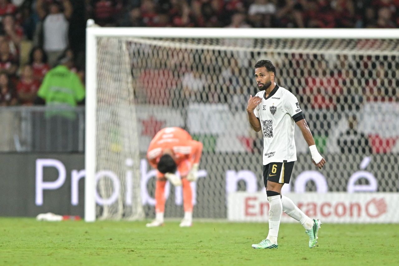 Jogadores do Atlético e do Flamengo disputam bola no Maracanã