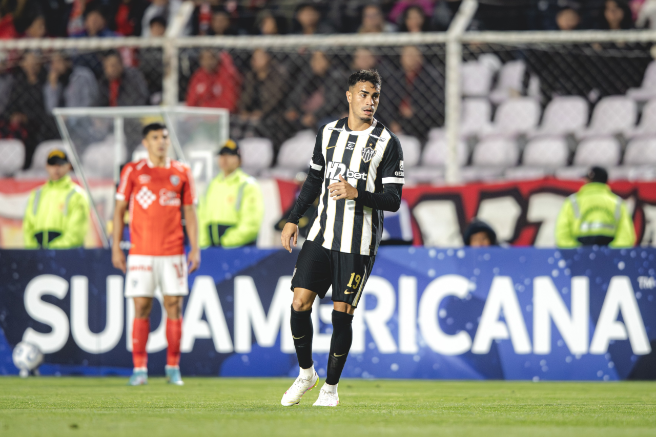 Jogadores do Atlético na partida contra o Cienciano em Cusco