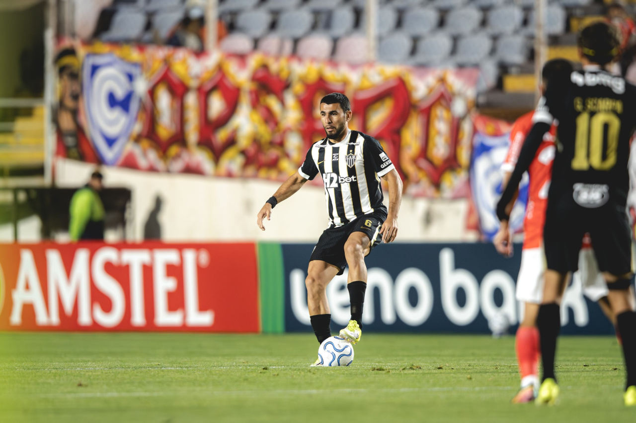 Júnior Alonso disputa bola em Cienciano x Atlético-MG