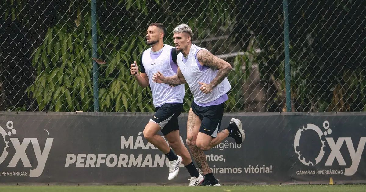 Treino do Atlético com jogadores em campo
