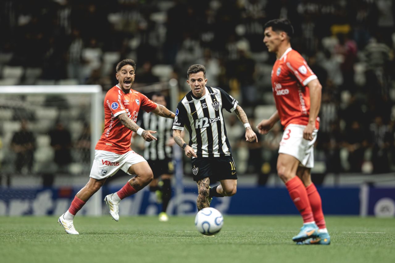 Renan Lodi comemora gol pelo Atlético-MG