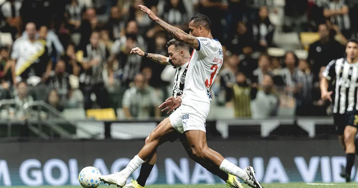 Jogadores do Atlético e do Bahia disputam bola na Arena MRV