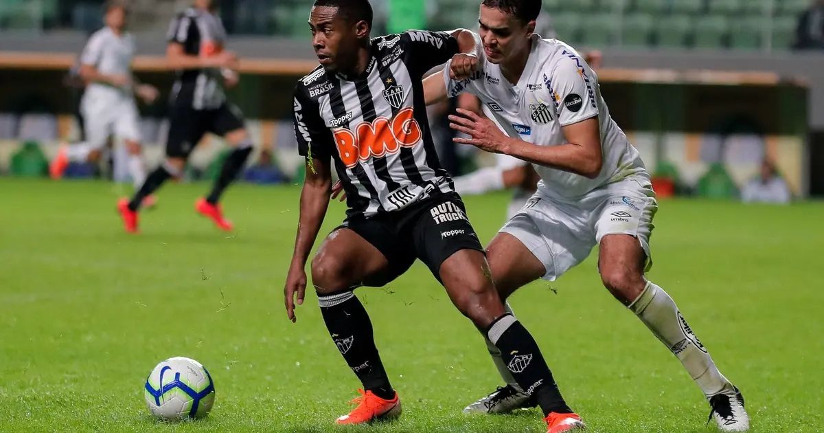 Jogadores do Atlético e do Santos em disputa de bola