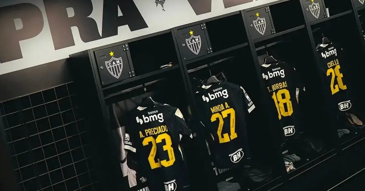 Jogadores do Atlético aquecendo na Arena MRV