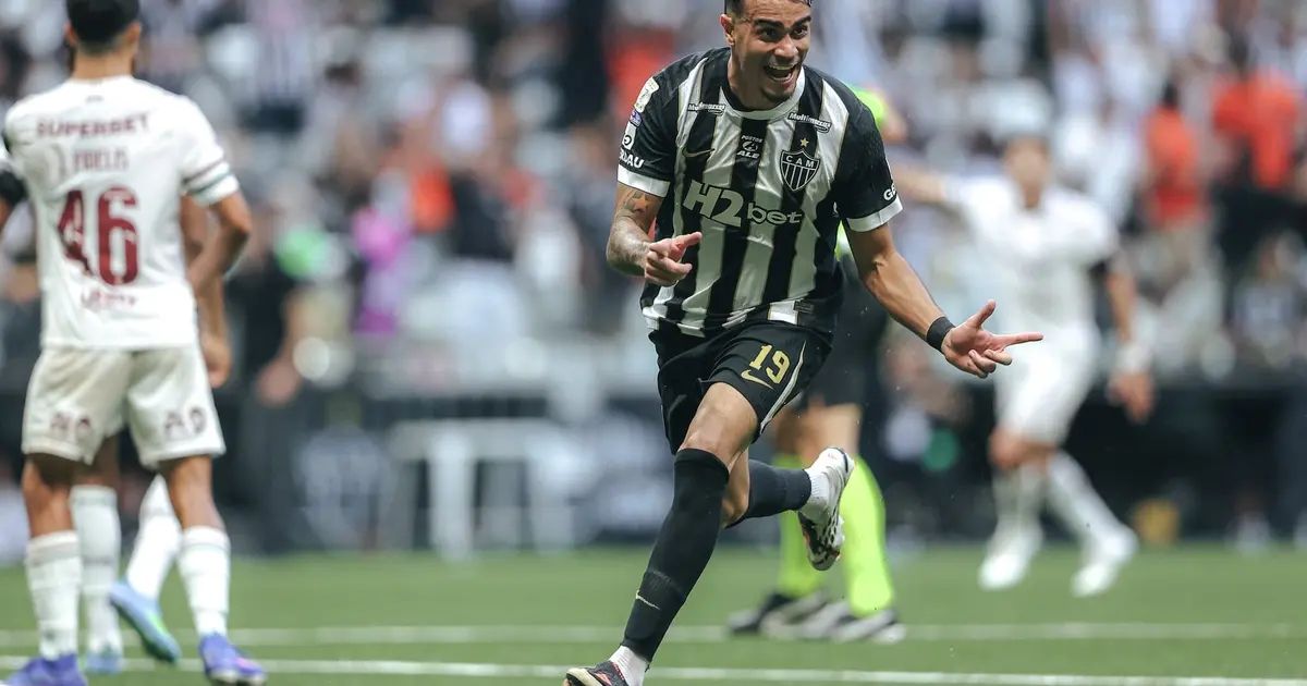 Reinier comemorando gol com companheiros na Arena MRV