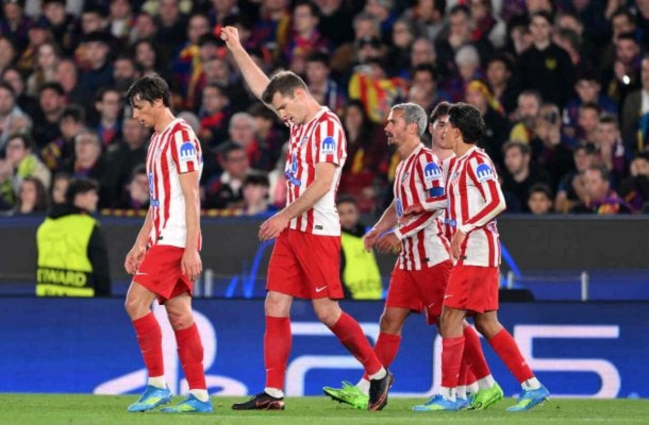 Jogadores do Atlético comemoram gol no Camp Nou