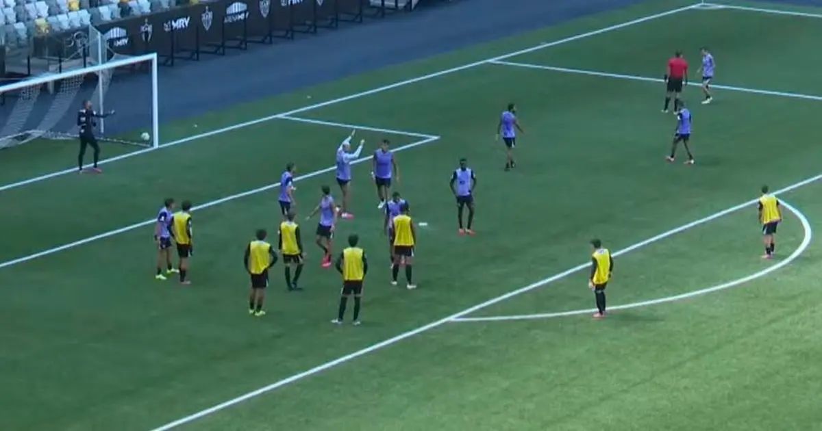 Atletas do Atlético comemoram gol contra time sub-20 na Arena MRV