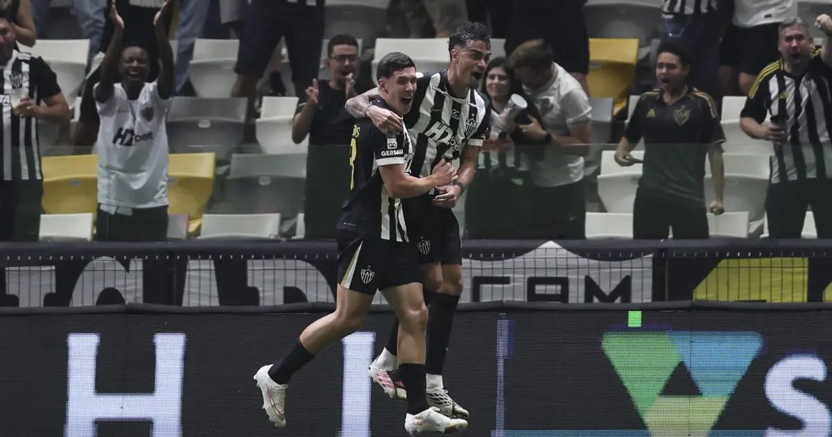 Jogadores do Atlético comemoram gol na Arena MRV