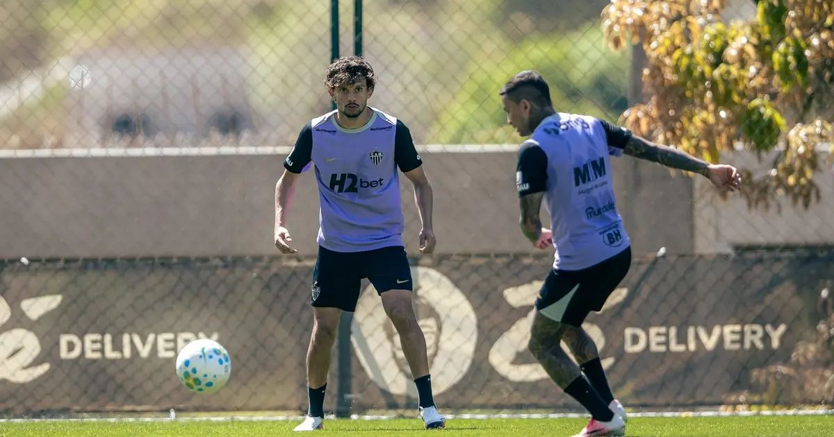 Jogadores do Atlético treinando na Cidade do Galo antes de viagem