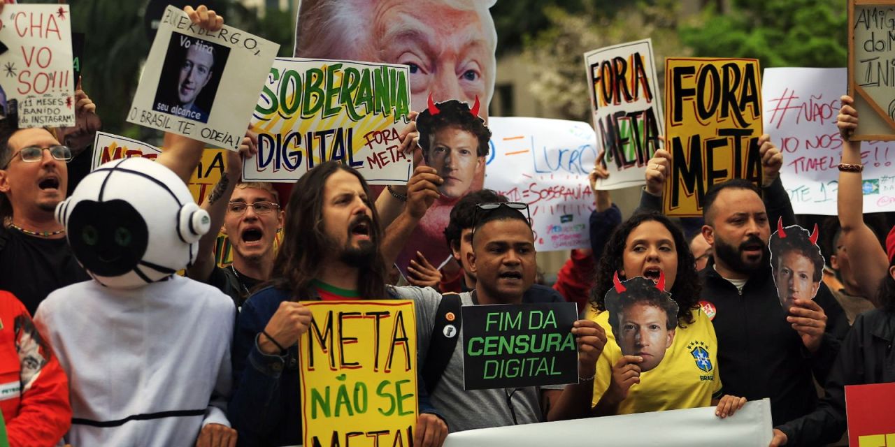 Manifestantes em frente à sede da Meta em São Paulo