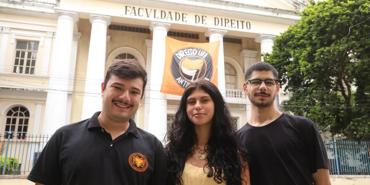 Estudantes em passeata na UFF à noite