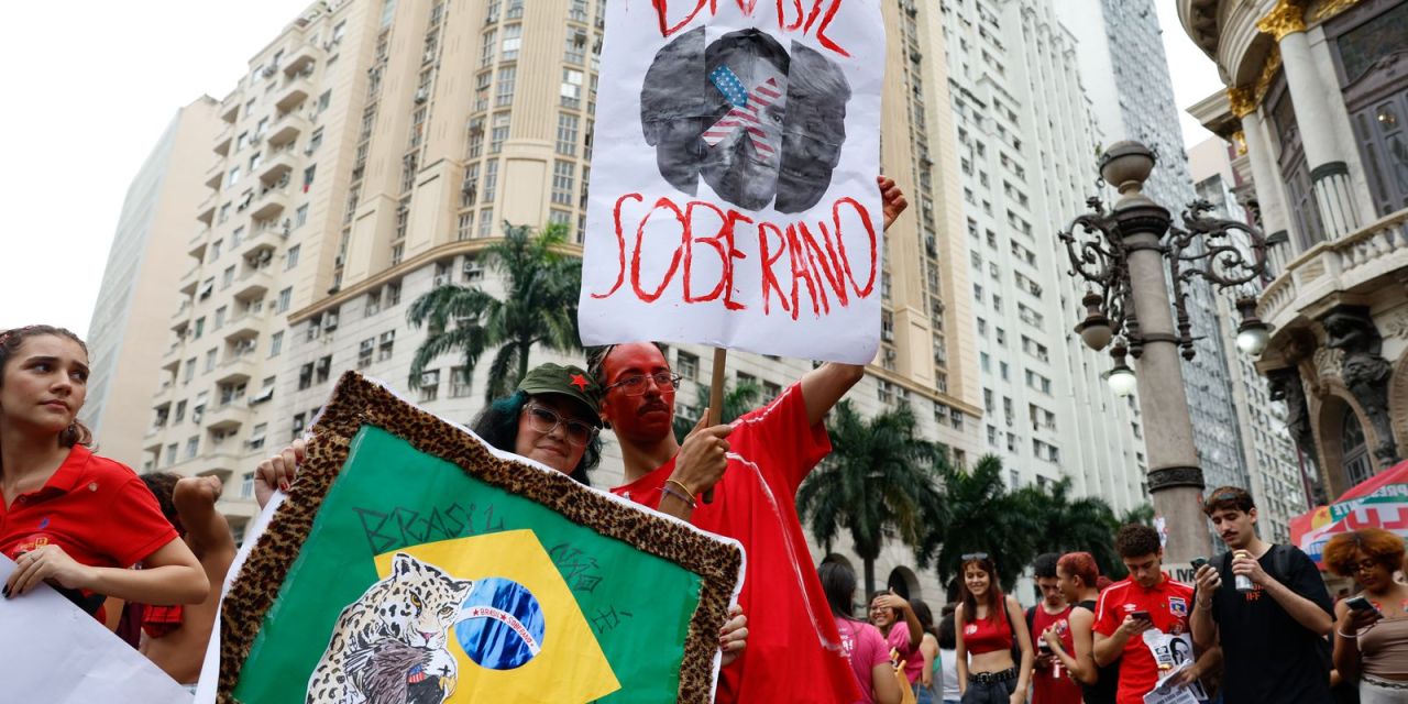 Estudantes marcham na Candelária durante protesto no Rio de Janeiro