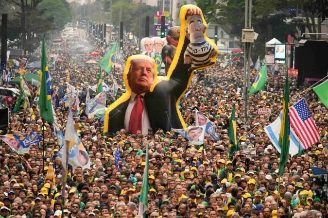 Multidão na Avenida Paulista em ato pró-Flávio Bolsonaro