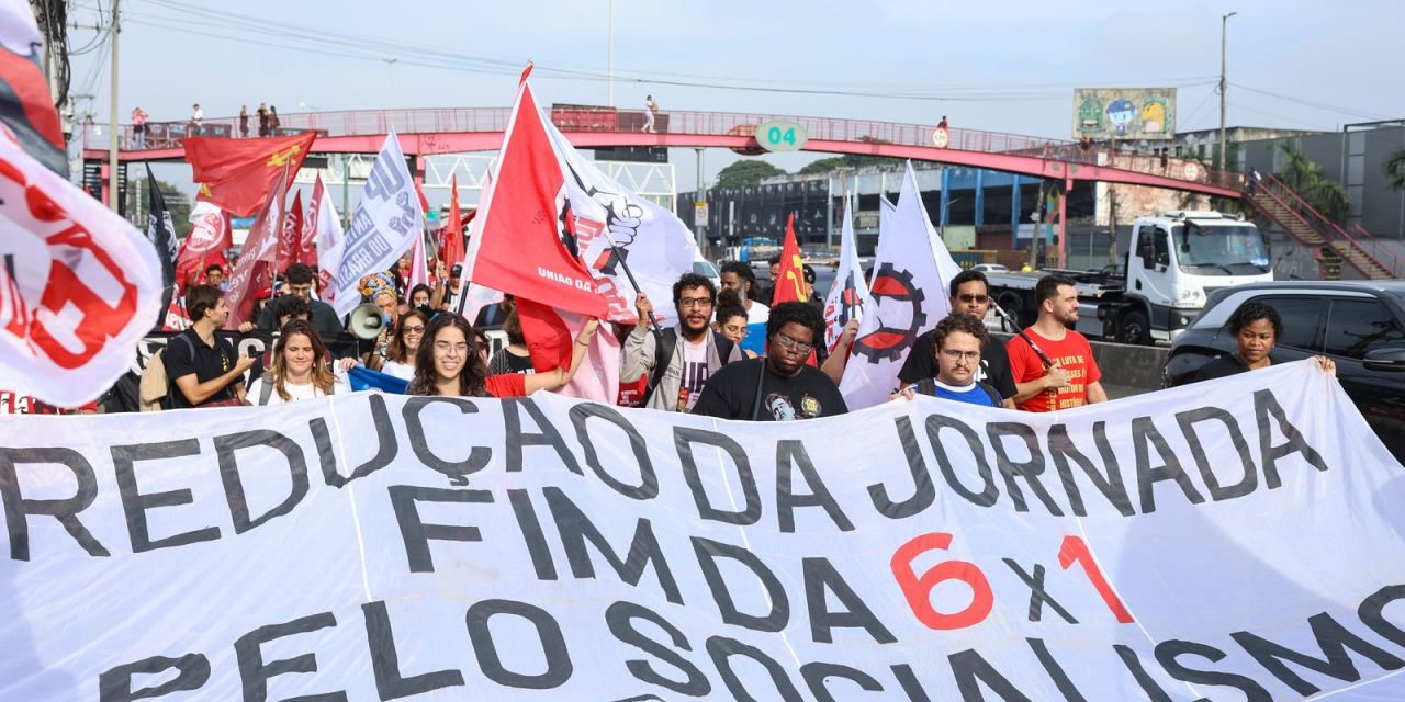 manifestantes contrários à escala 6x1 caminhando na Avenida Brasil