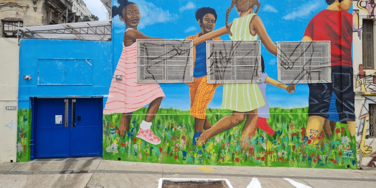 Manifestantes em frente à EMEI Patrícia Galvão