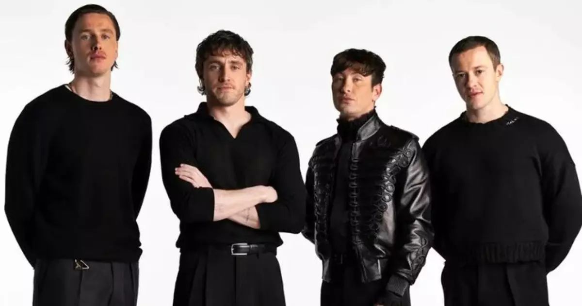 Atores cruzando faixa de pedestres em recriação de Abbey Road