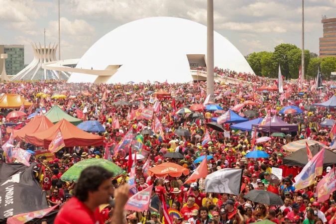 Manifestantes em marcha pró-Lula em frente ao Congresso Nacional