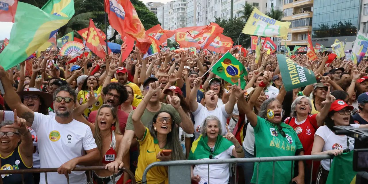 Multidão em ato pró-Lula na orla de Copacabana