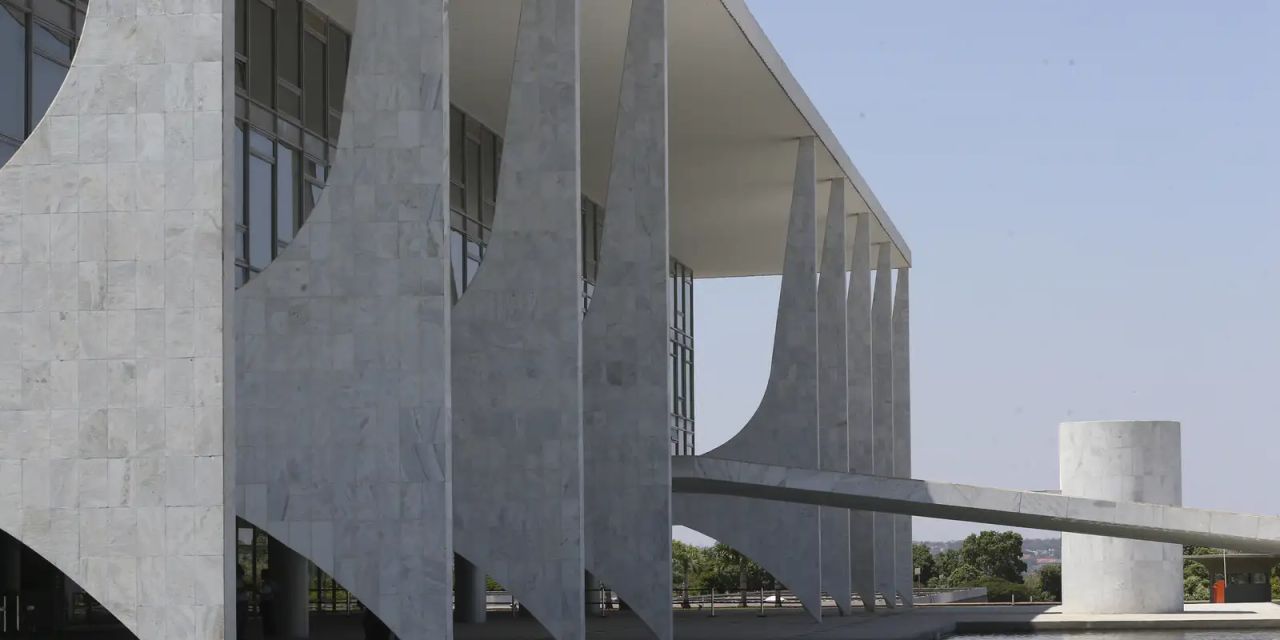 Presidente e vice em cerimônia oficial