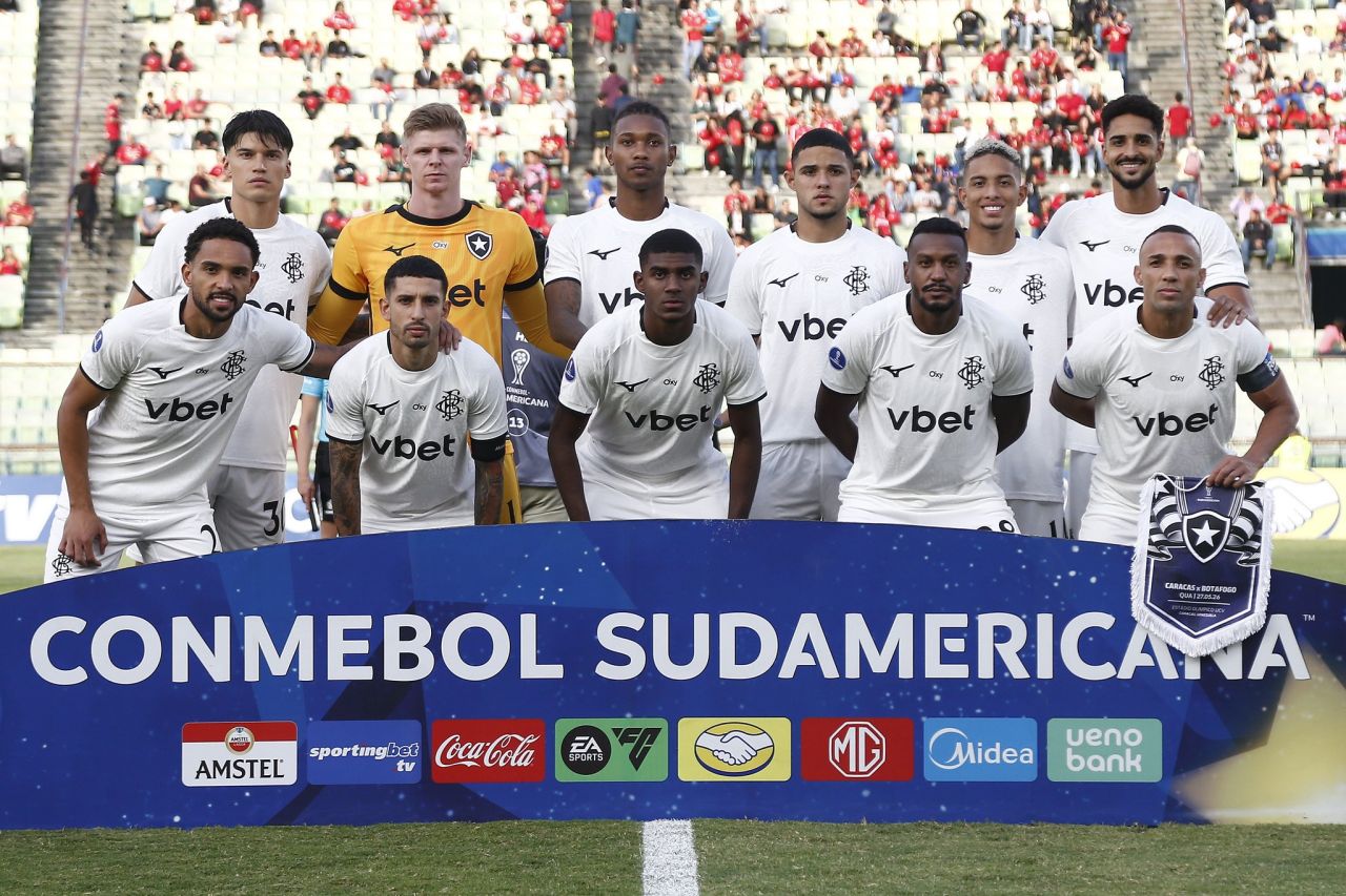 Jogadores do Botafogo comemoram gol durante partida contra o Caracas