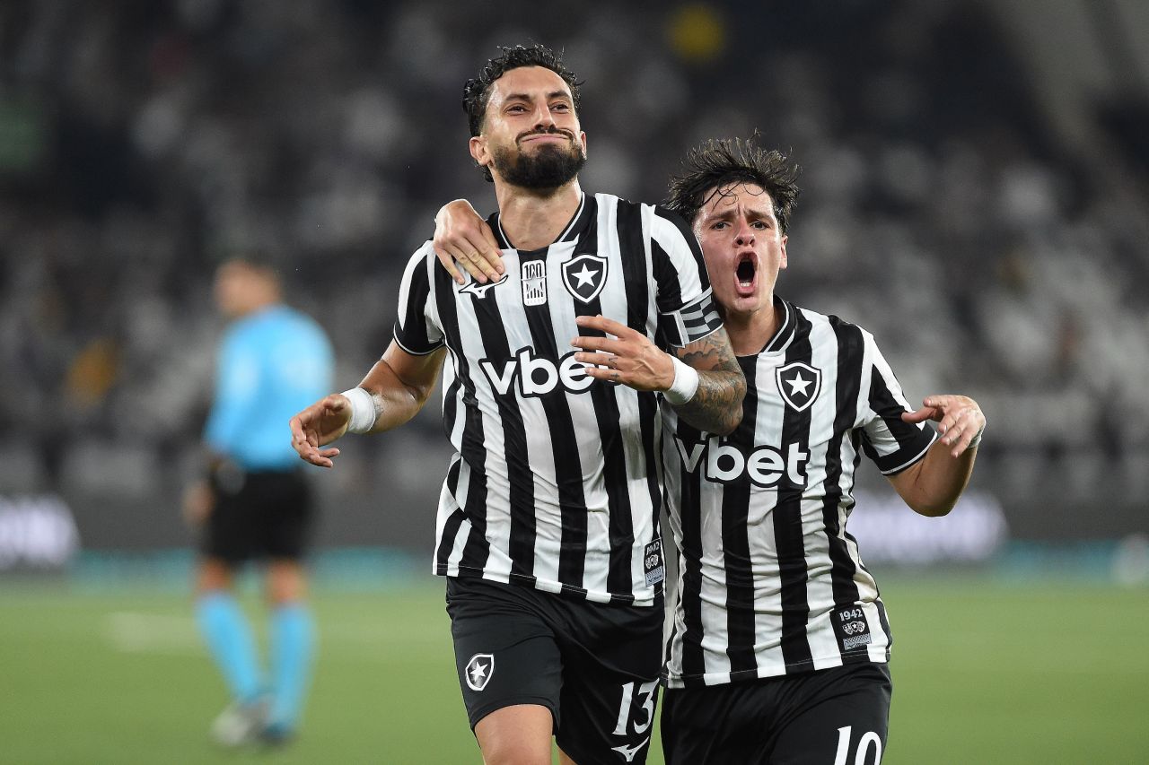Alex Telles comemorando o gol de falta