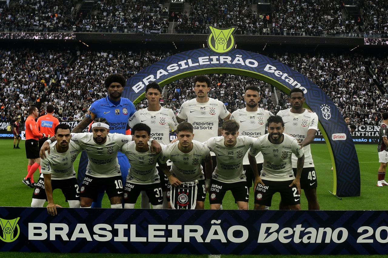 Titulares do Corinthians posam para foto antes da partida