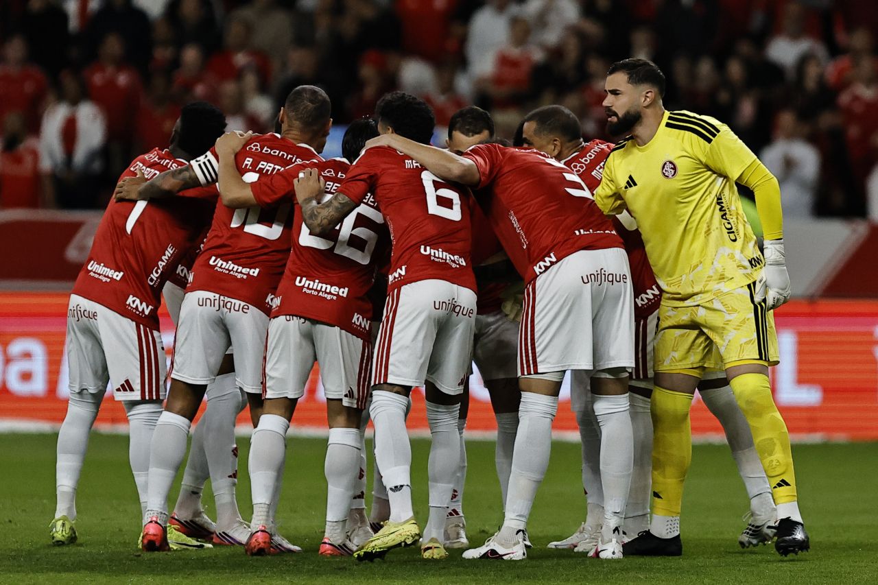 Time do Internacional aquecendo antes da partida contra o Corinthians