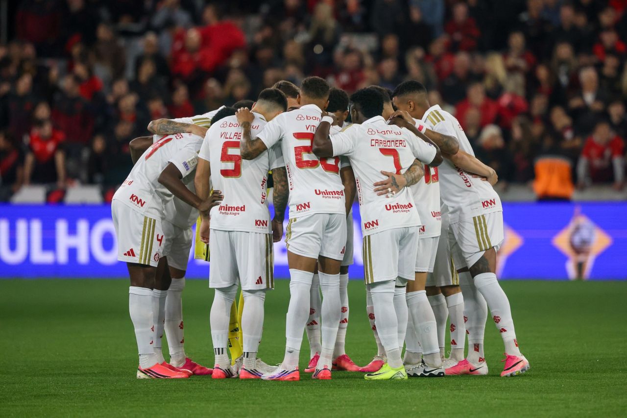 Jogadores do Internacional em campo na Arena da Baixada