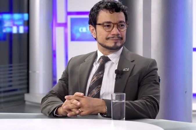 Urna eletrônica sobre mesa durante preparação para eleições