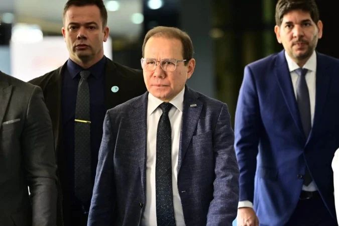 Presidente do BRB chega ao Senado para audiência na CAE