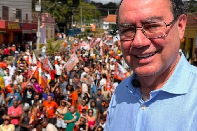 Augusto Cury discursa no comício de lançamento em Santa Luzia