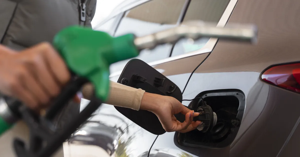 bomba de combustível ao lado de frasco de etanol