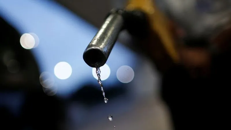 Navio-tanque descarregando gasolina no porto