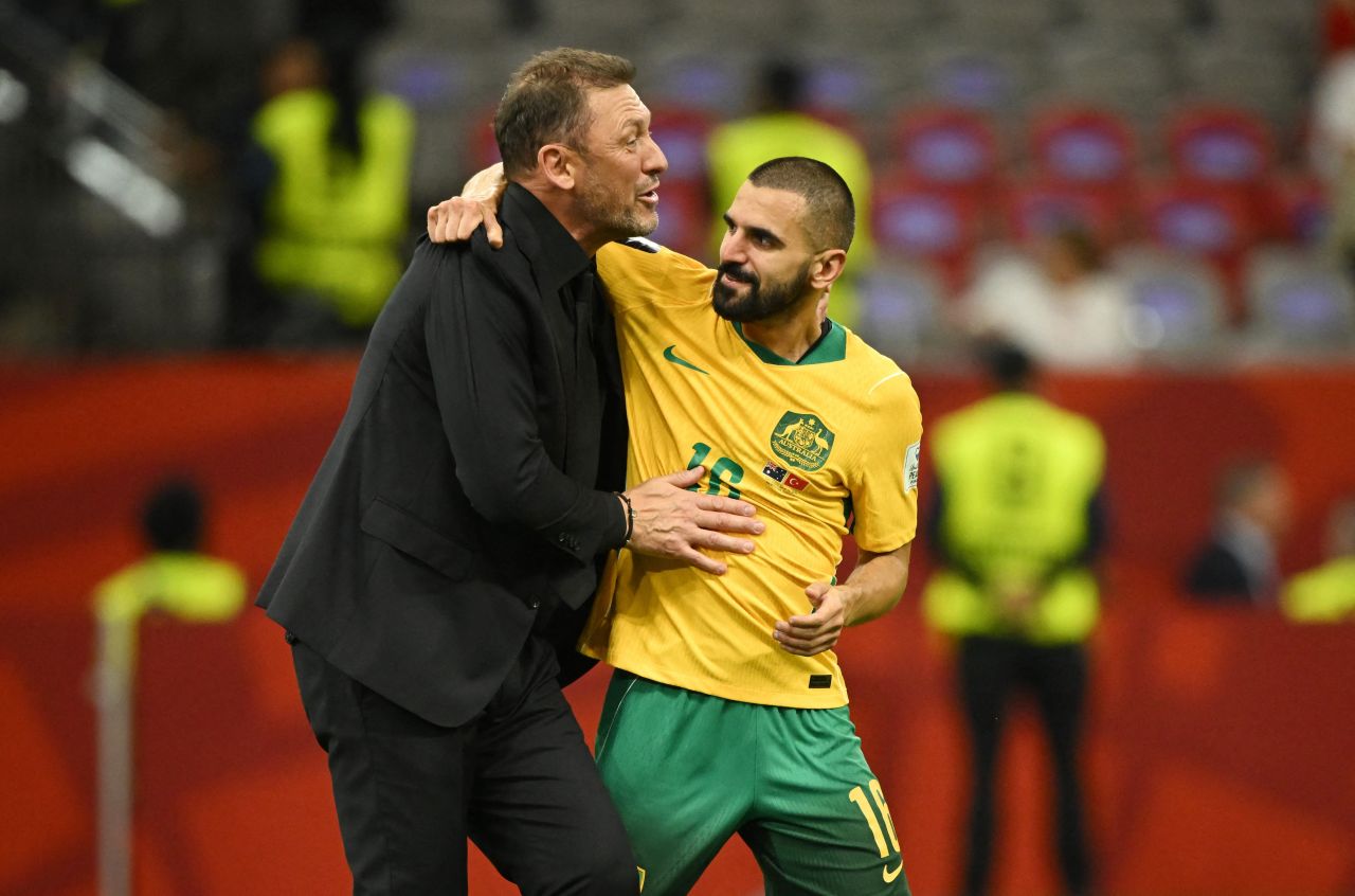 Jogadores da seleção australiana comemoram após vitória sobre a Turquia