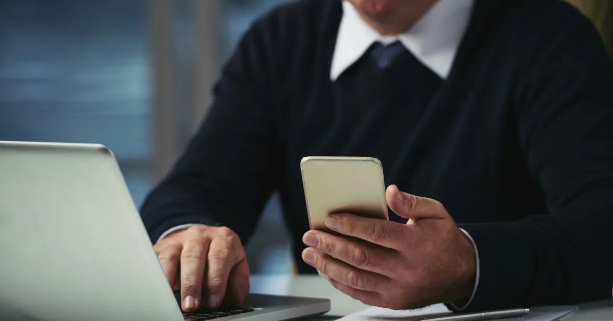 Tela de login de aplicativo bancário exibindo código SMS