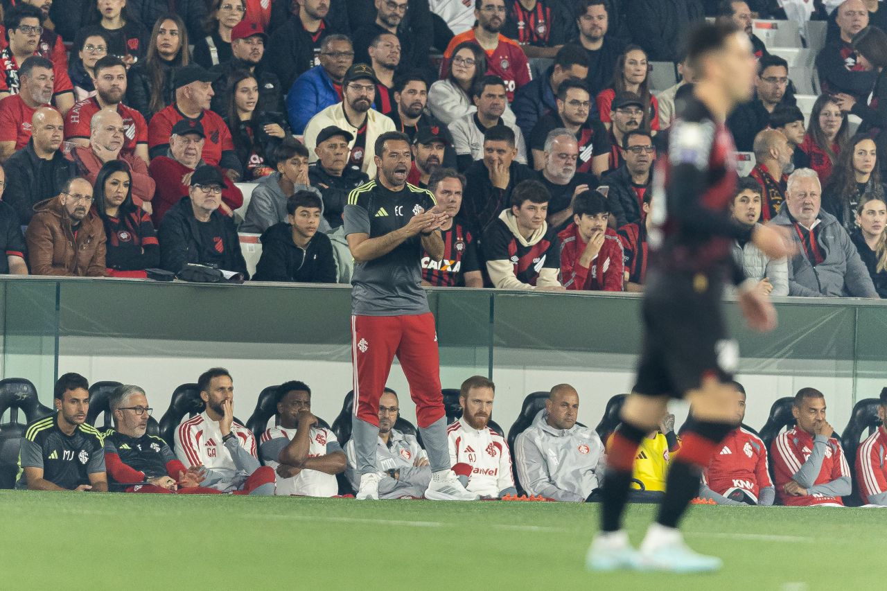 Esteban Conde e Félix Torres durante jogo na Arena da Baixada