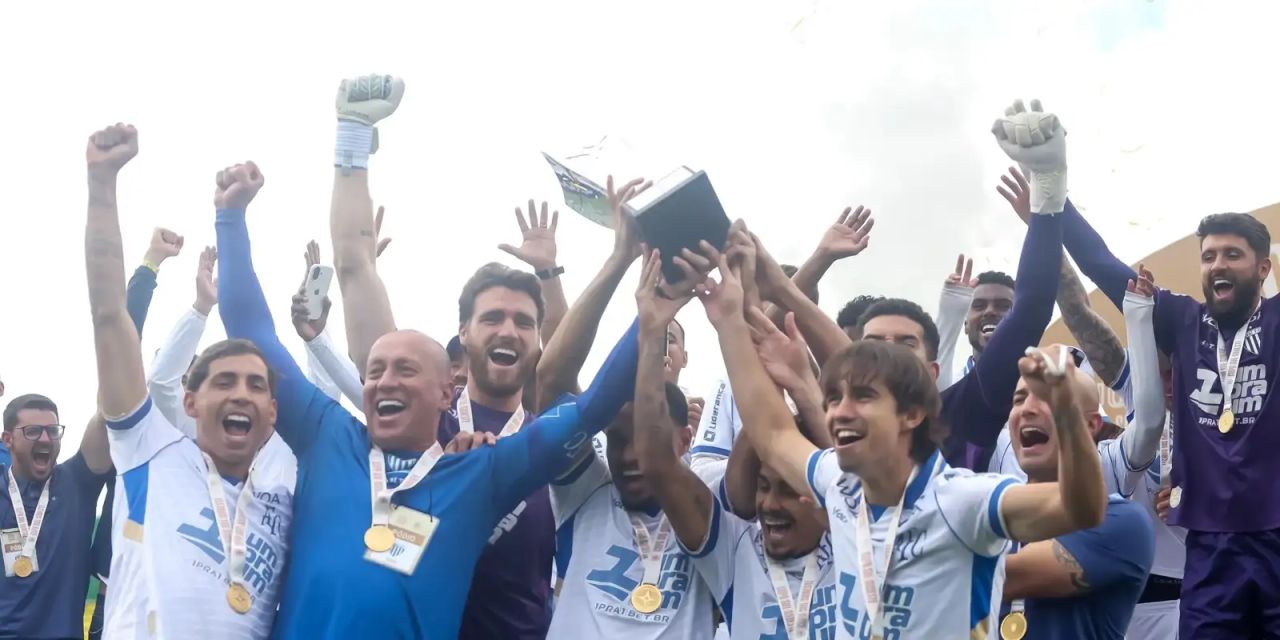 Jogadores do Avaí comemoram o título após pênaltis