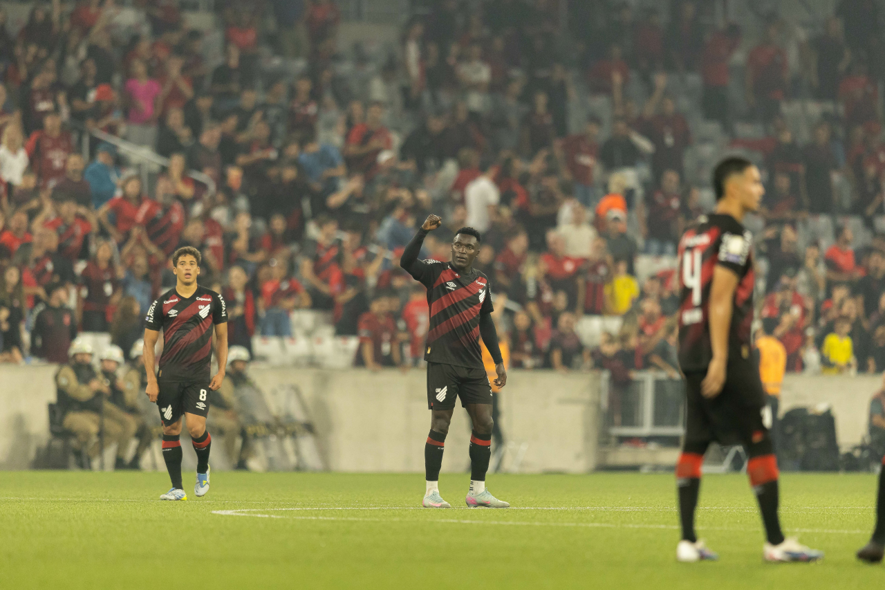 Jogadores do Athletico comemoram gol contra o Vitória