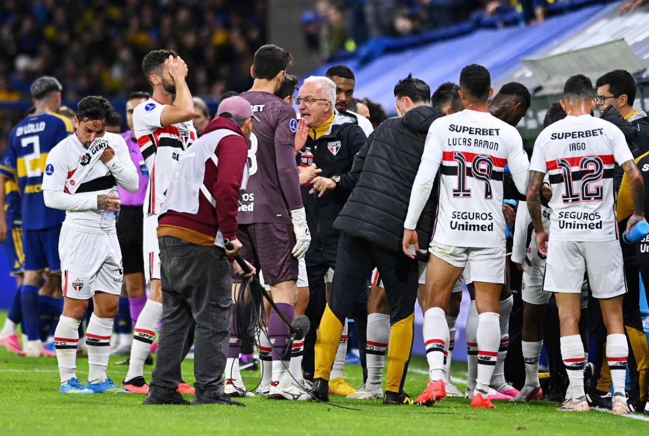 Jogadores do São Paulo em ação contra o Boca Juniors