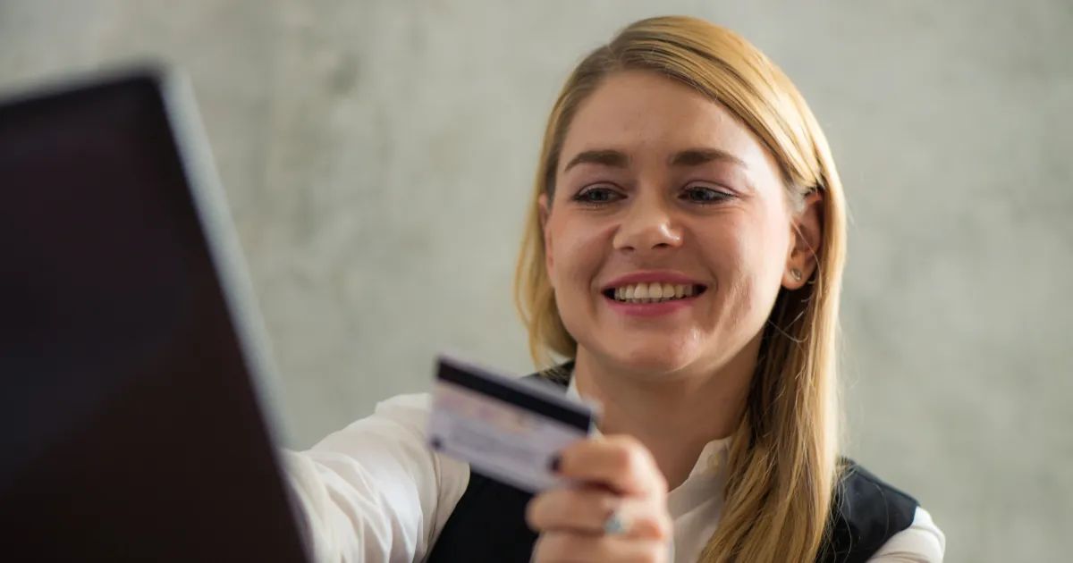 fachadas de agências bancárias e clientes