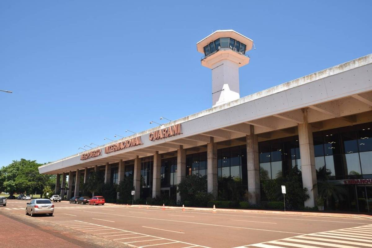 destroços do bimotor após queda no assentamento San Isidro