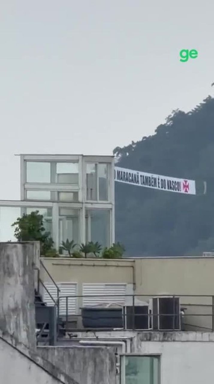 Avião com faixa em defesa do Vasco sobrevoando praia do Rio