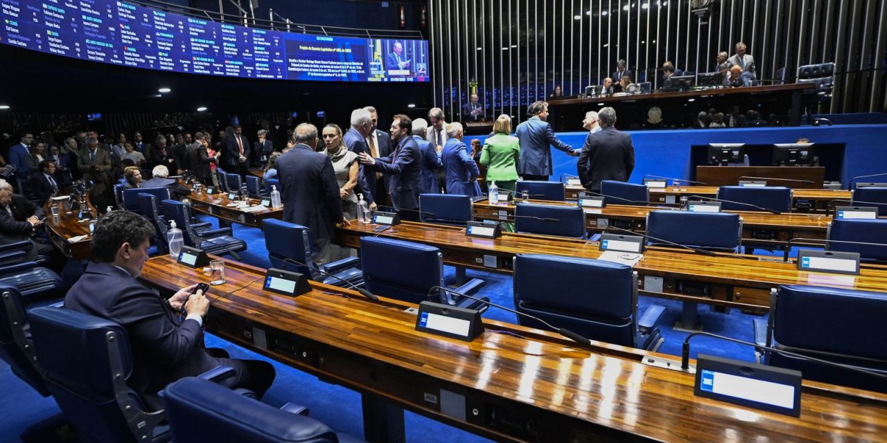 Senador Omar Aziz no plenário durante sessão no Senado